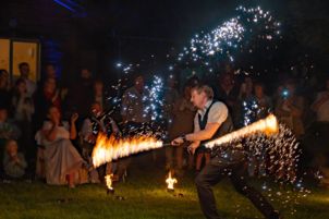Hochzeitsfeuershow mit Feuerkünstler mit brennenden Seilen