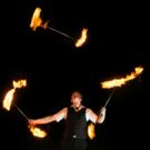 Feuershow mit Jongleur der drei brennende Stäbe Jongliert