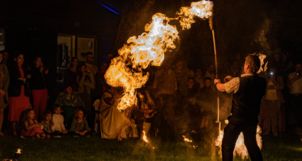 Hochzeitsfeuershow mit Feuerkünstler mit großen Flammen