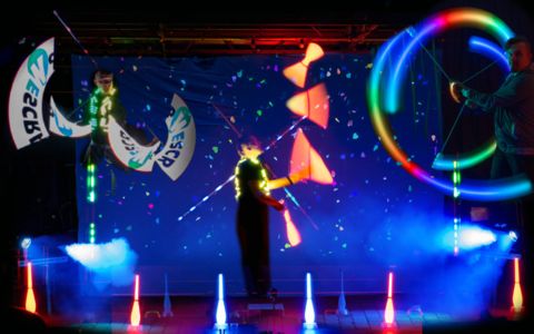 LED Show - Jongleur mit leuchtenden Keulen und Video Projektionen