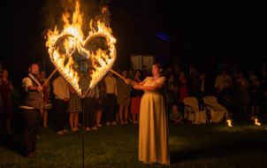 Hochzeitsfeuershow - Brautpaar entzündet brennendes Herz