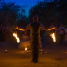 Feuerkuenstler mit Feuerpoi auf Hochzeit