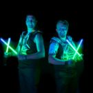 Portrait Foto zweier LED Jongleute mit leuchtenden kostuemen
