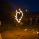 Brautpaar steht vor einem brennendem Herz bei der Hochzeitsfeuershow