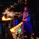 Feuershow mit brennenden Seilen mit Funken