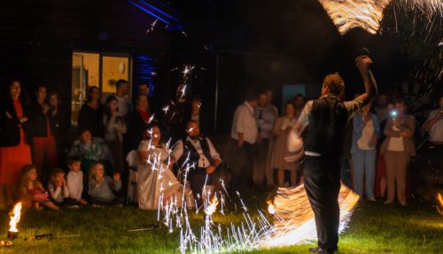 Hochzeitsfeuershow mit brennenden Seilen