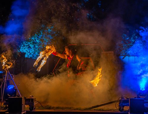 Feuershow mit Feuerpoi und Veranstaltungstechnik