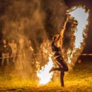 Feuershow mit einem großen Flammen Effekt am Stab