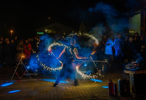 Feuershow mit Pyro Effekten und Funken