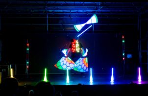 LED jonglage mit drei leuchtenden staeben