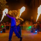 Feuershow mit brennenden Seilen und Flammen Projektor
