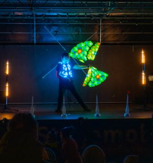 LED Show mit leuchtendem Stab und buehnen deko