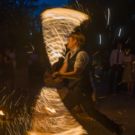 Feuershow mit brennenden Seilen auf einer Hochzeitsfeier