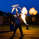 Feuershow mit Stab Jonglage und Feuer Effekten