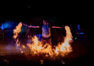 Feuershow mit einem großen Flammen Effekt