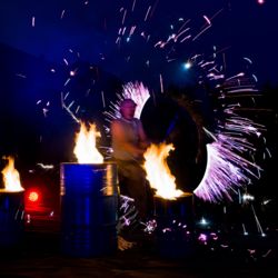 Feuerkuenstler mit Pyrotechnik