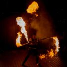 Feuershow mit Stab Jonglage und Flammen Projektor