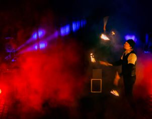 Feuershow mit Fackeljonglage und Bühnenbeleuchtung