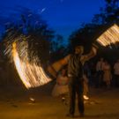 Feuershow mit brennenden Seilen auf einer Hochzeitsfeier