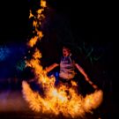 Feuershow mit einem großen Flammen Effekt