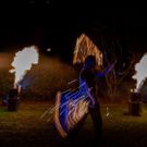 Feuershow mit feuerkuenstler mit brennenden Seilen und flammen system