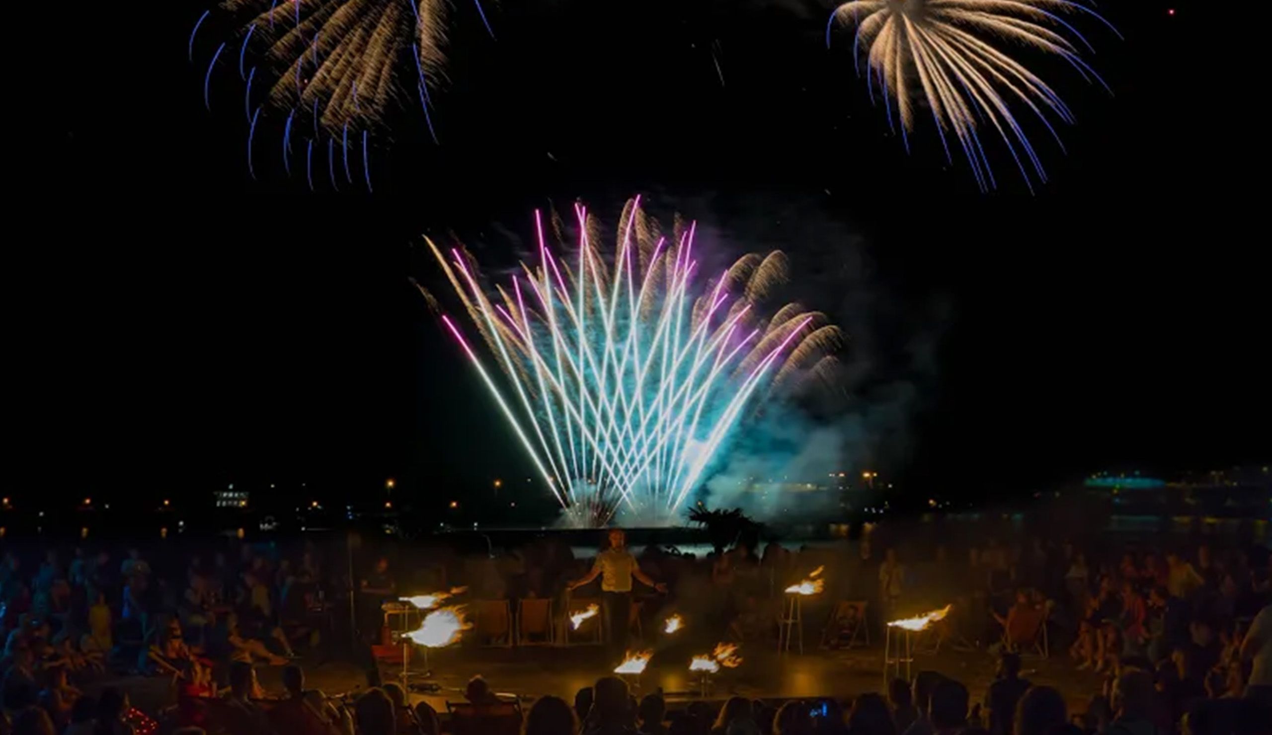 Feuershow Foto Collage mit mit Feuerkünstler und Feuerwerk