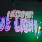 LED Show und der Jongleur steht vor einem Lightpainting Bild