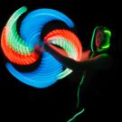 LED Show mit Kuenstler der spiralen in die Luft malt