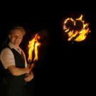 Feuershow mit einem brennendem Herzen
