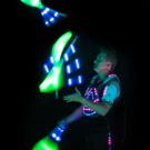 LED Show mit Jongleur der Keulen Jongliert