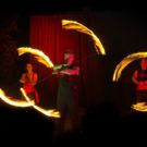 Feuershow mit drei Artisten mit brennenden Stäben