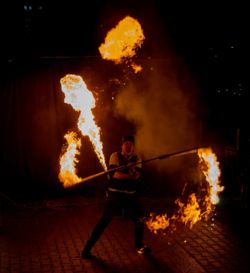Feuershow mit Stab Jonglage und Flammen Projektor