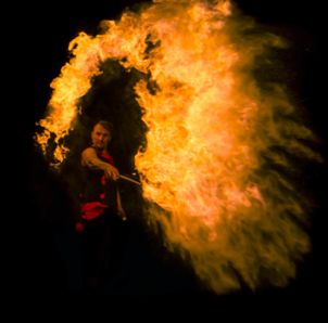 Feuershow mit artisten die mit Feuer Jonglieren