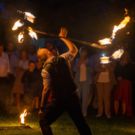 Feuershow mit Feuerjongleur der mit Dragonstaff Jongliert