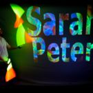 LED Show und der Jongleur steht vor einem Lightpainting Bild