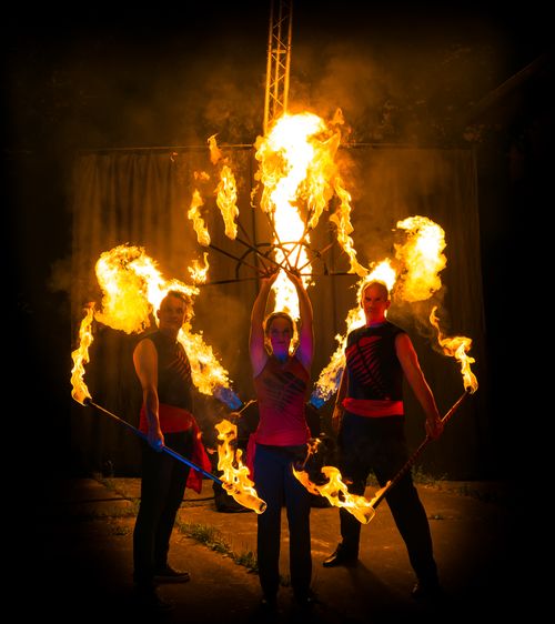 Feuershow mit drei Artisten