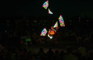 LED Jongleur mit drei leuchtenden staeben