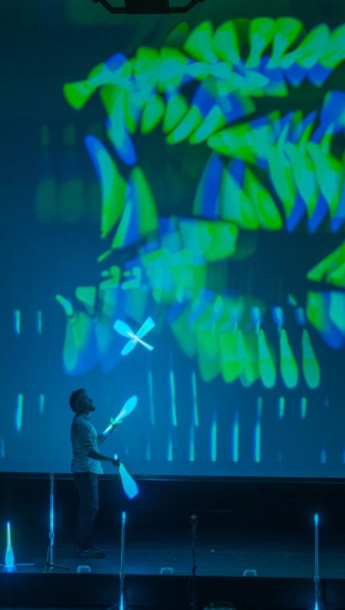 LED Jonglage mit live Video Projektion
