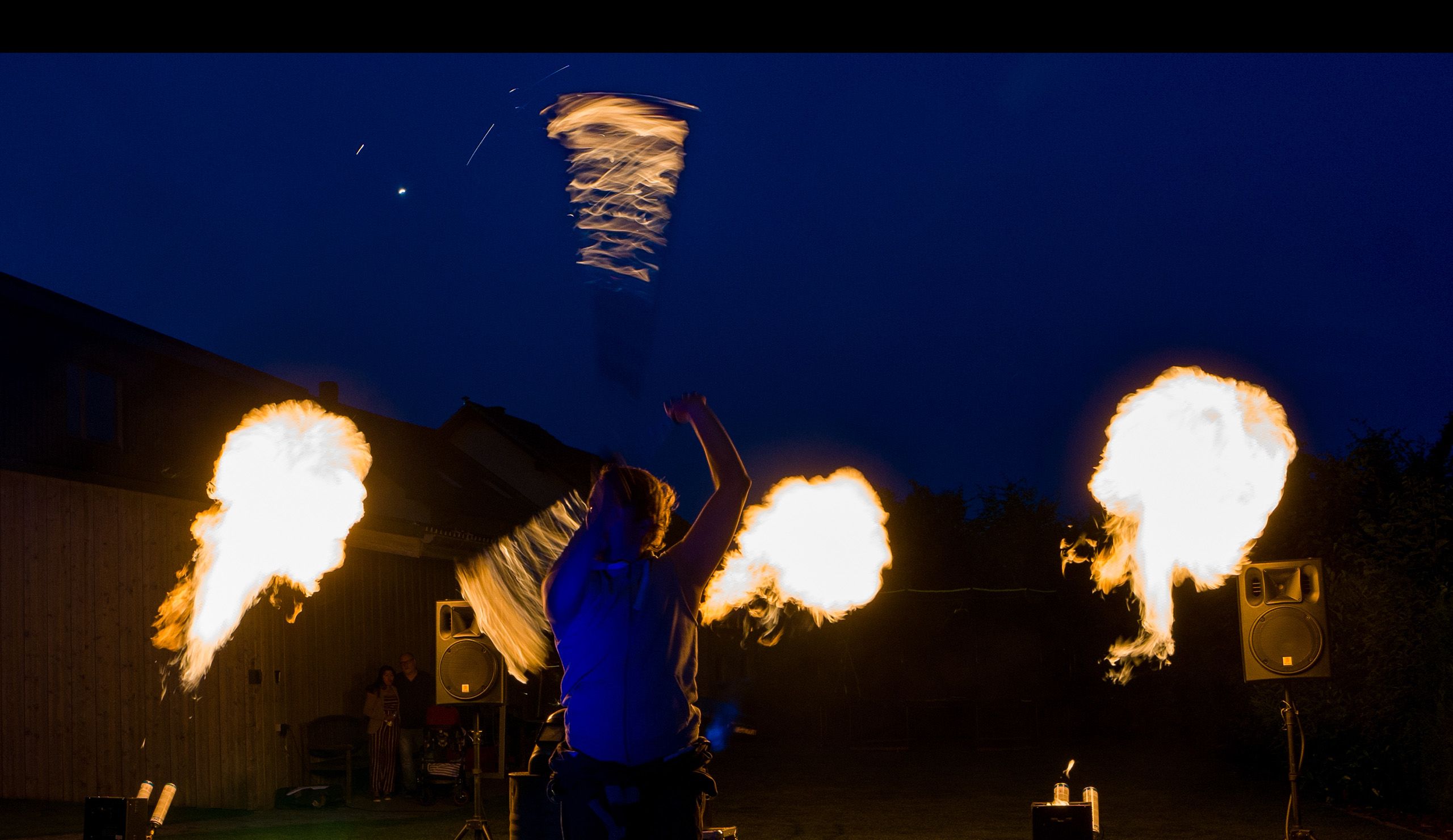 Feuershow Foto Collage mit Feuerkünstler mit brennenden Seilen und Flammenwerfern