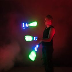 LED-Show mit Nebel LED Show mit Keulen Jonglage im Nebel